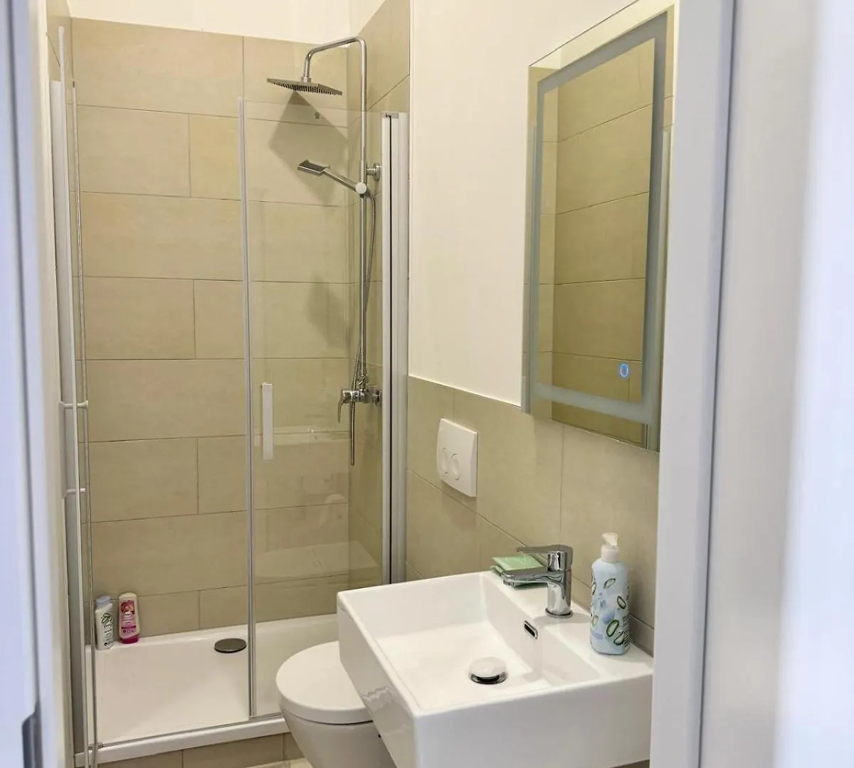 Heaven Homes - Privatzimmer Mit Bad Im Herzen Von Duesseldorf 홈스테이
